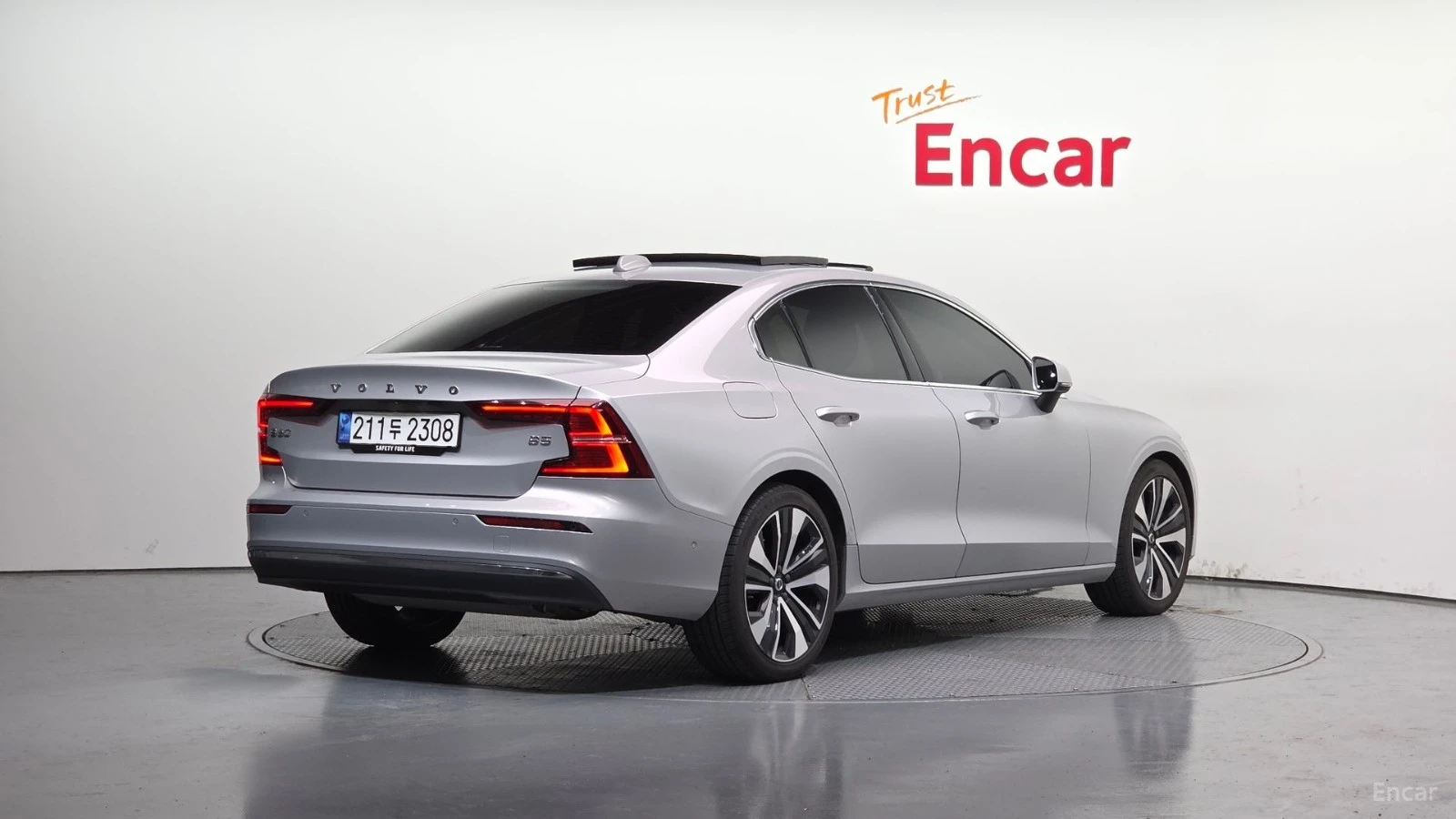 Volvo S60 B5 Ultimate Bright* HUD* 360* МАСАЖИ* КОЖА* ПАНО, снимка 2 - Автомобили и джипове - 55546514