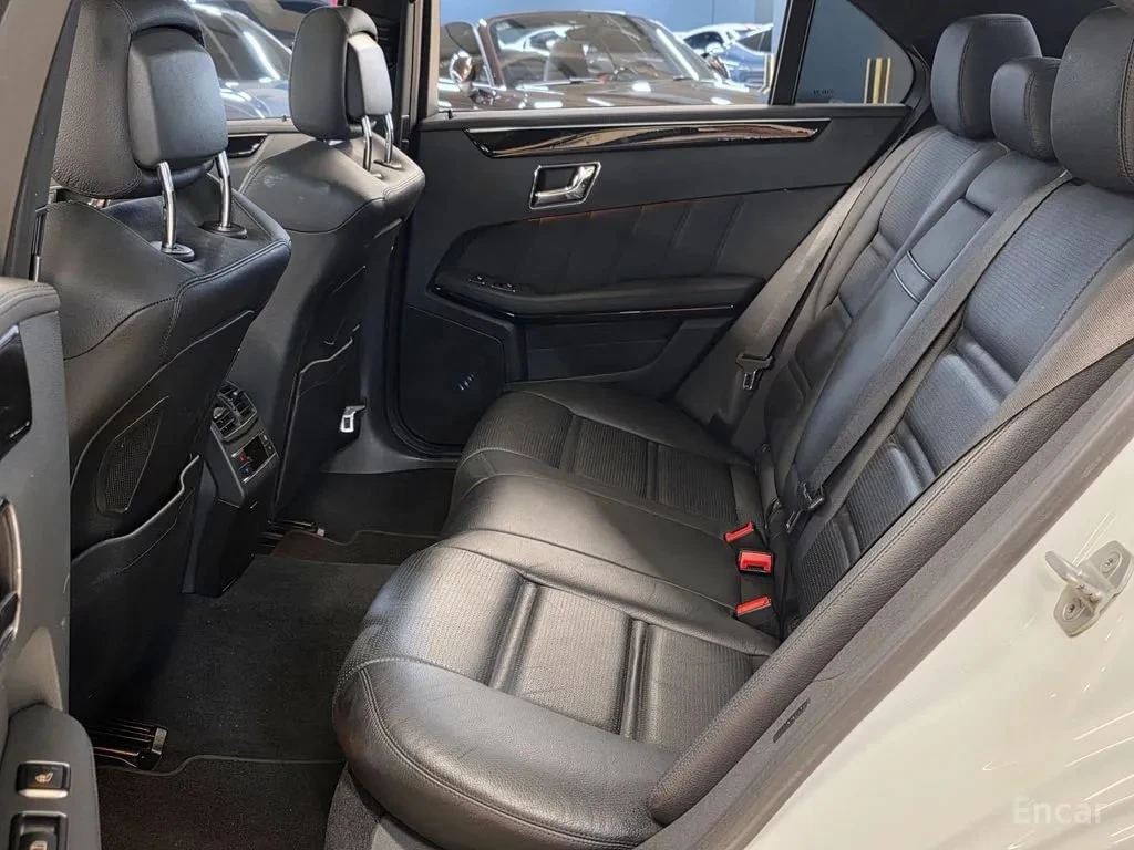 Mercedes-Benz E 63 AMG * E63 * АВТОКРЕДИТ БЕЗ ПЪРВОНАЧАЛНА ВНОСКА* , снимка 17 - Автомобили и джипове - 55991529