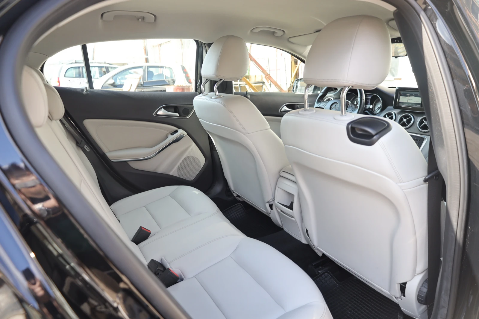 Mercedes-Benz GLA 200 CDI LED SzH Leder Navi AHK PDK MY15 #iCarbg - изображение 10