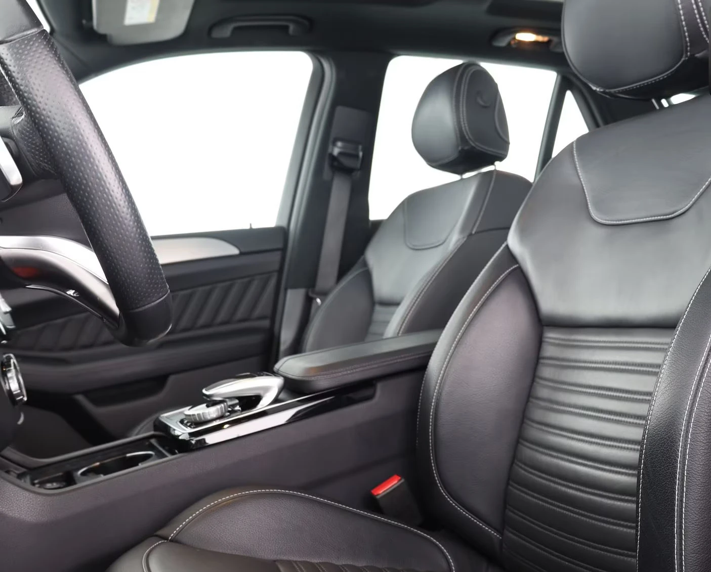 Mercedes-Benz GLE 450 AMG 4MATIC/390HP/PANO/AIRM./360/DISTR/AHK/NAVI/856g - изображение 8