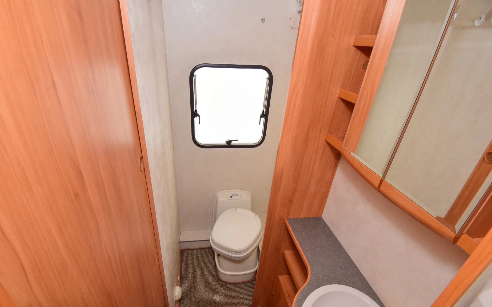 Каравана Adria Adora 542 UT, снимка 16 - Каравани и кемпери - 54231653