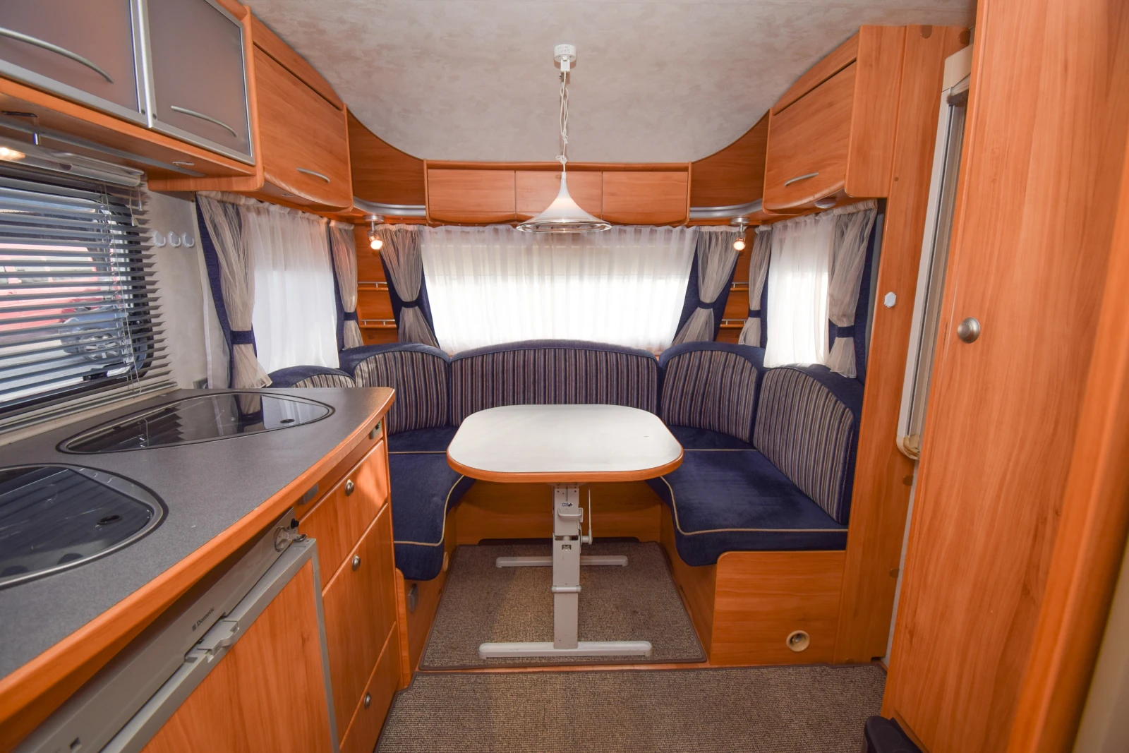 Каравана Adria Adora 542 UT, снимка 6 - Каравани и кемпери - 54231653