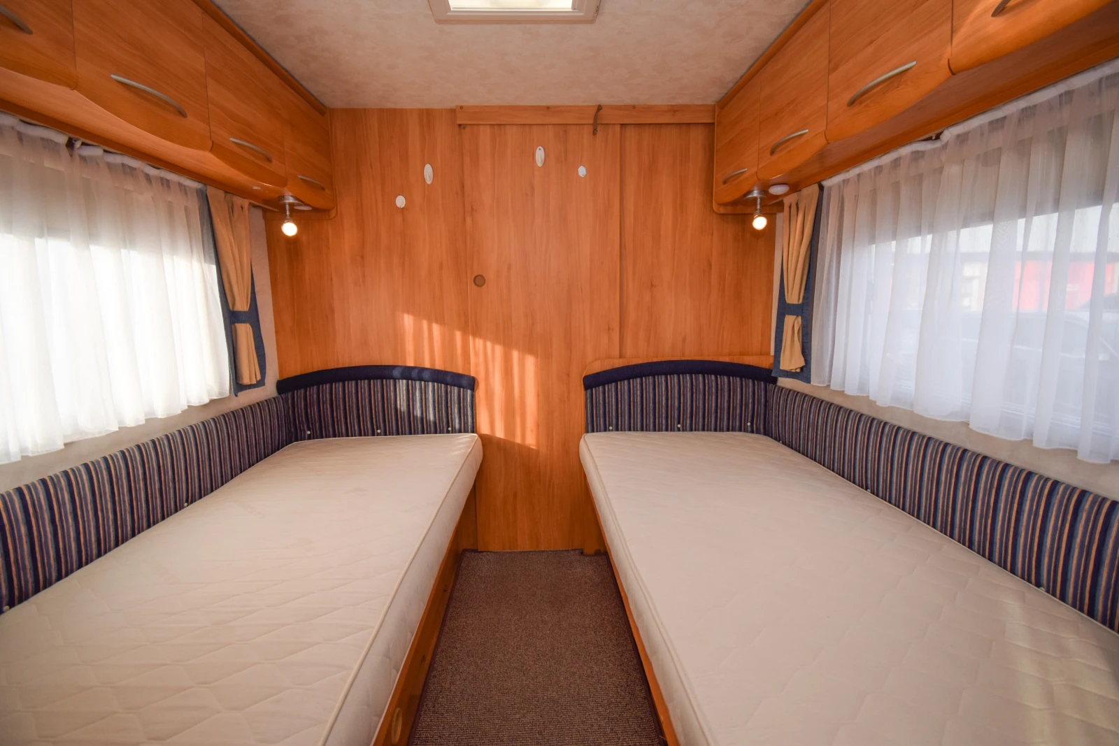 Каравана Adria Adora 542 UT, снимка 11 - Каравани и кемпери - 54231653