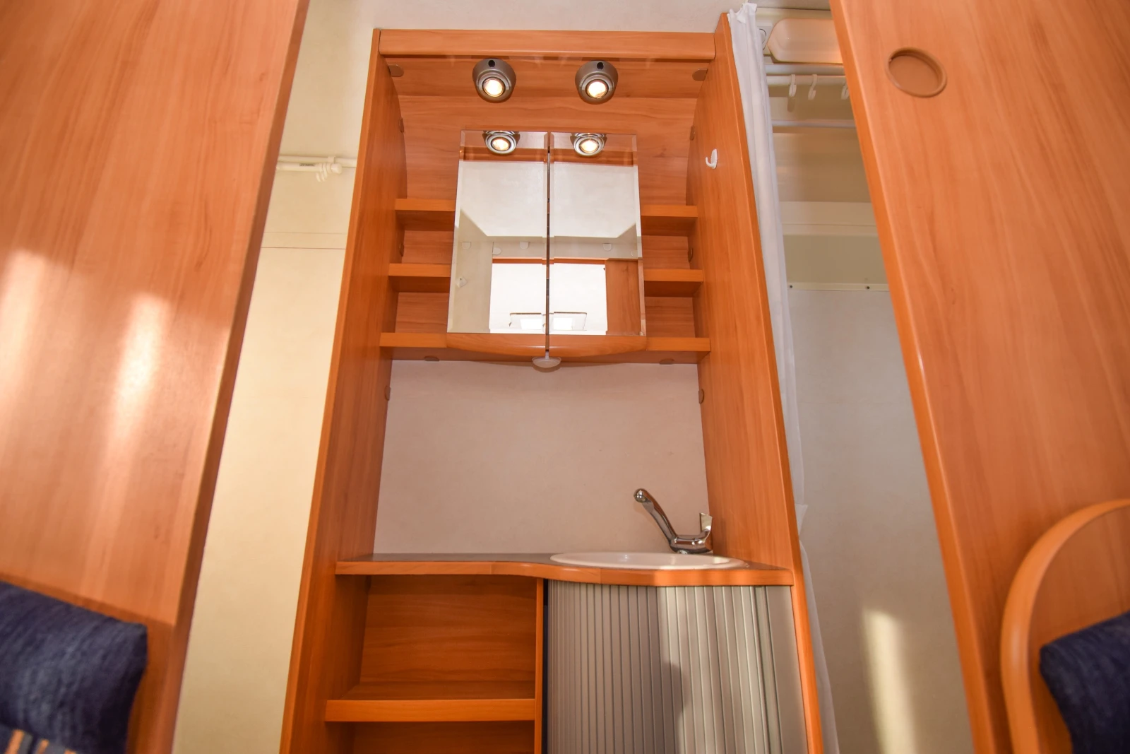 Каравана Adria Adora 542 UT, снимка 15 - Каравани и кемпери - 54231653