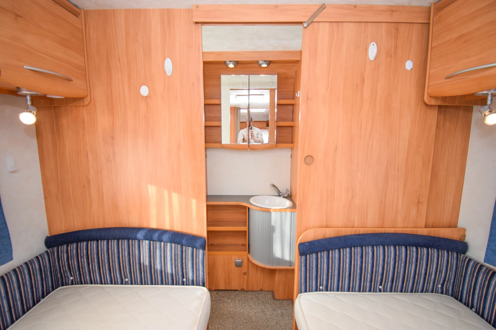 Каравана Adria Adora 542 UT, снимка 13 - Каравани и кемпери - 54231653