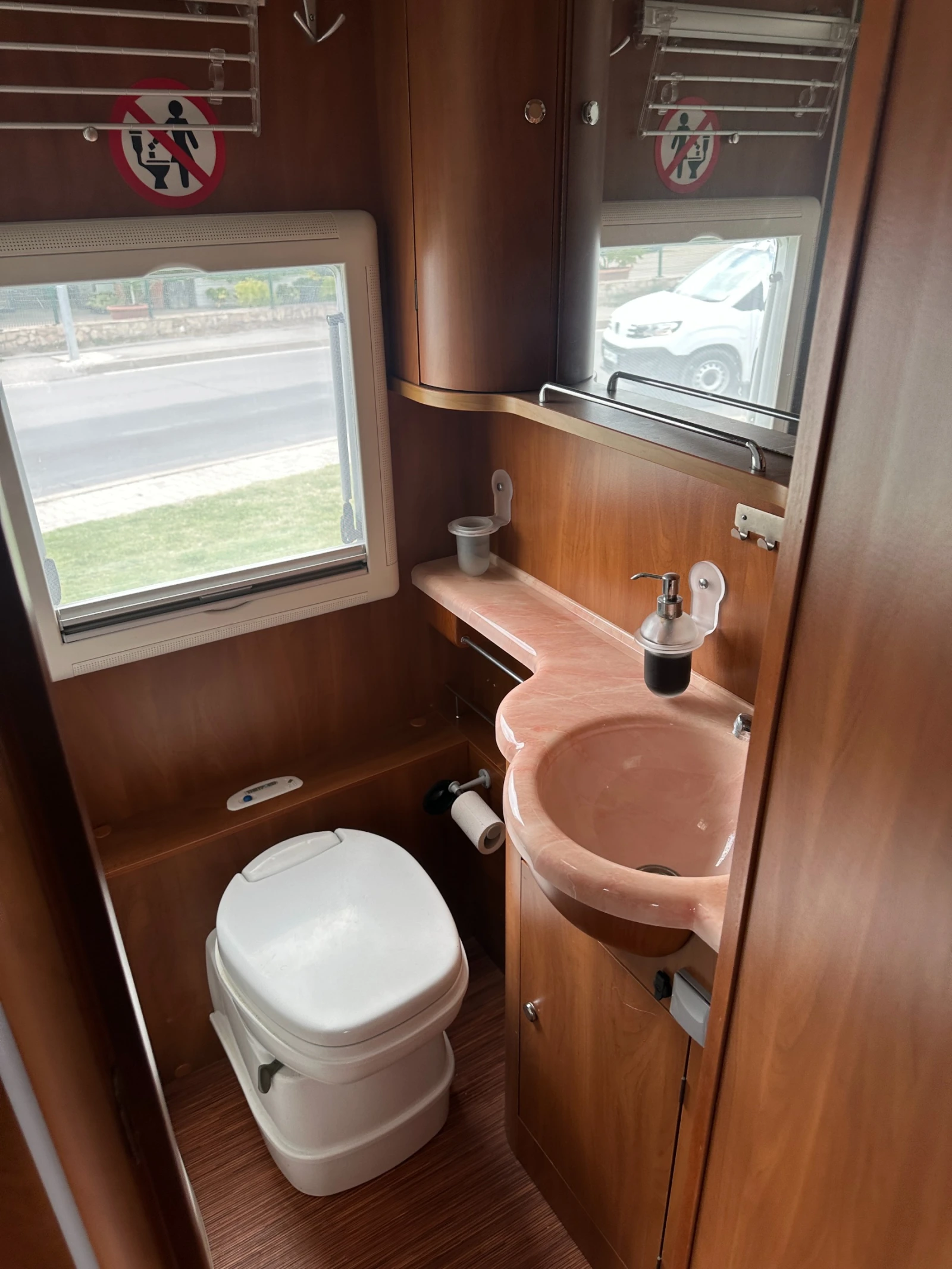 Кемпер Laika Rexosline 720   Iveco 3.0 Diesel 177 к.с. Автомати, снимка 11 - Каравани и кемпери - 56319014