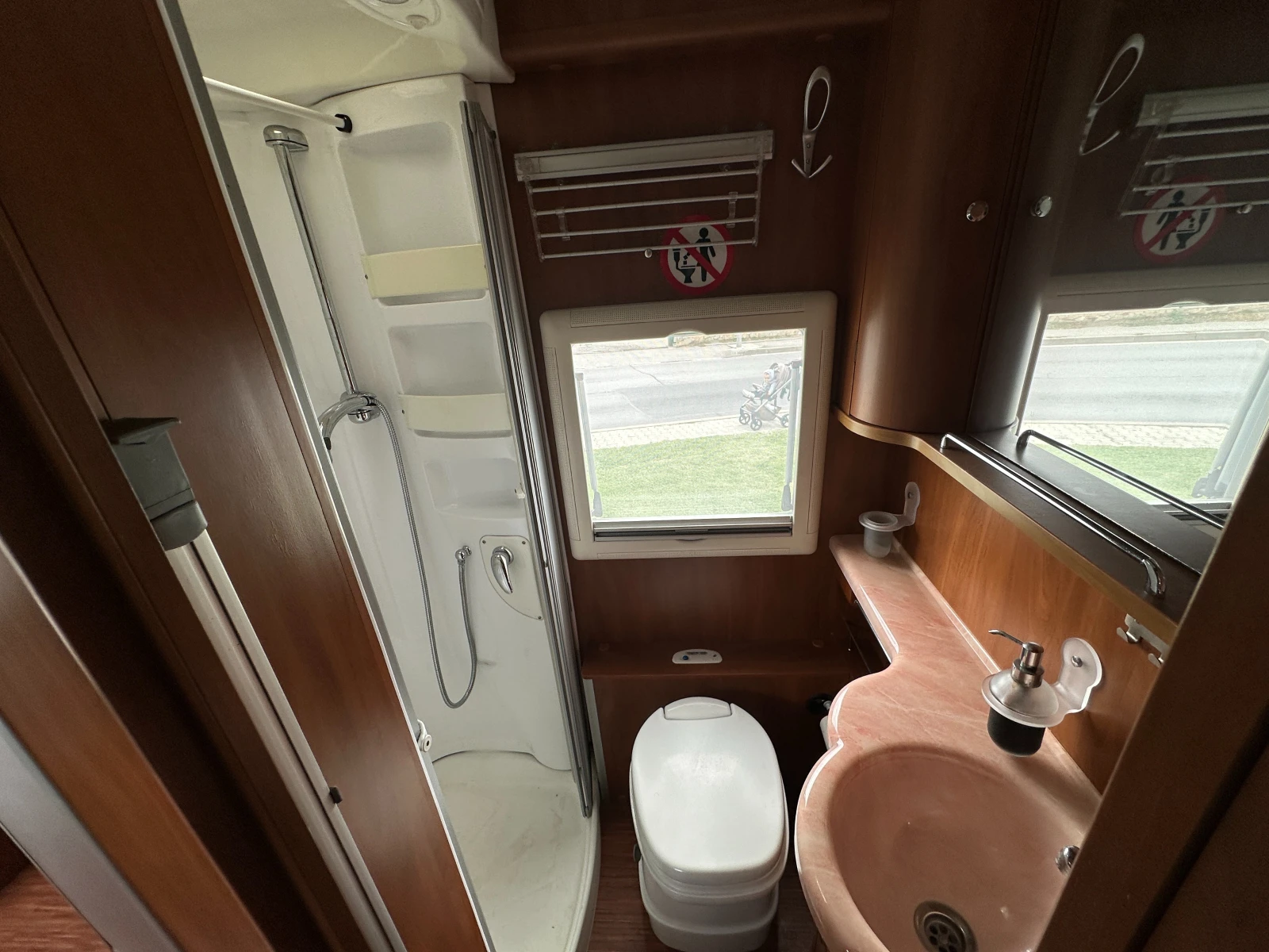 Кемпер Laika Rexosline 720   Iveco 3.0 Diesel 177 к.с. Автомати, снимка 12 - Каравани и кемпери - 56319014