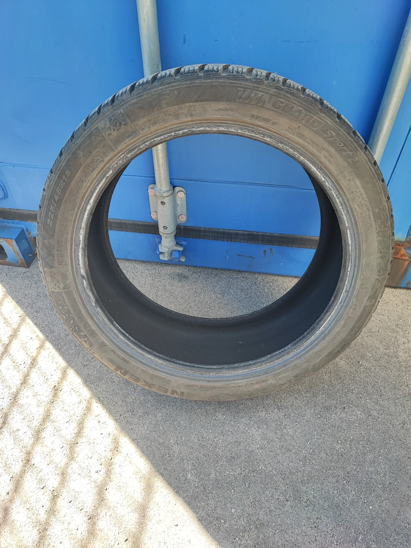 Гуми Зимни 225/45R18, снимка 2 - Гуми и джанти - 55690183