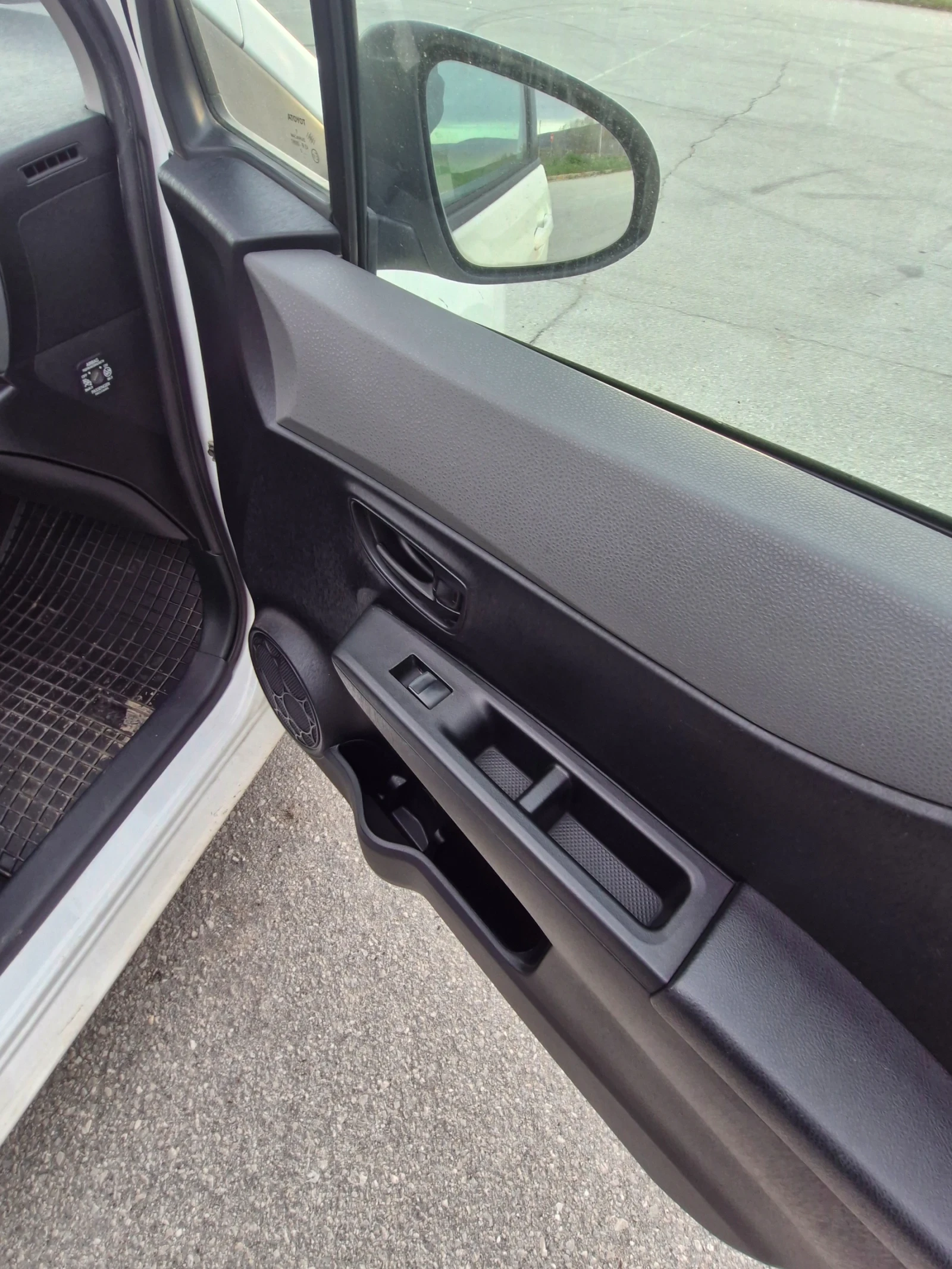 Toyota Yaris, снимка 12 - Автомобили и джипове - 54128323