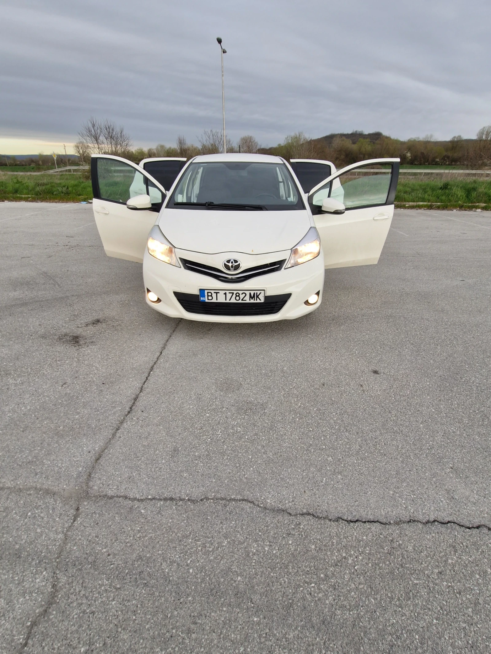 Toyota Yaris, снимка 8 - Автомобили и джипове - 54128323