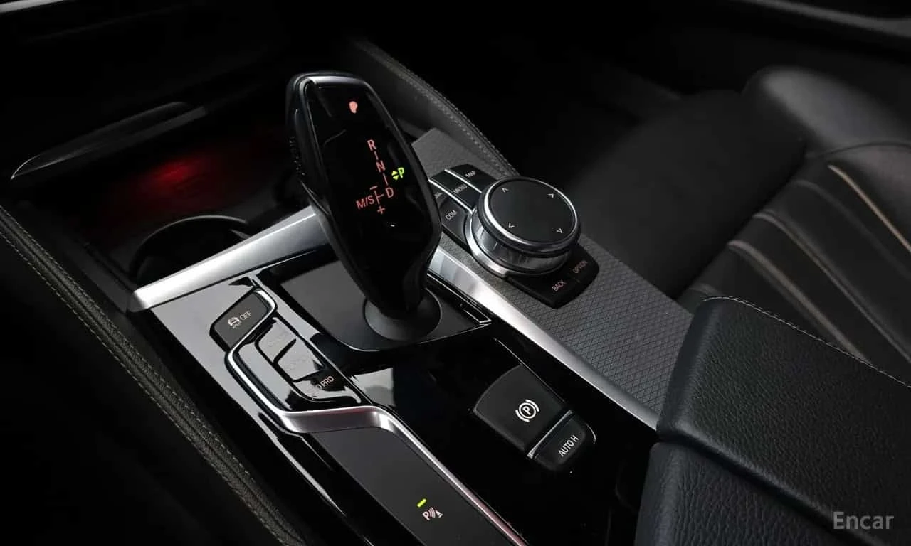 BMW 530 i M-PАCK| HUD| HAR/KAR| , снимка 9 - Автомобили и джипове - 56311402