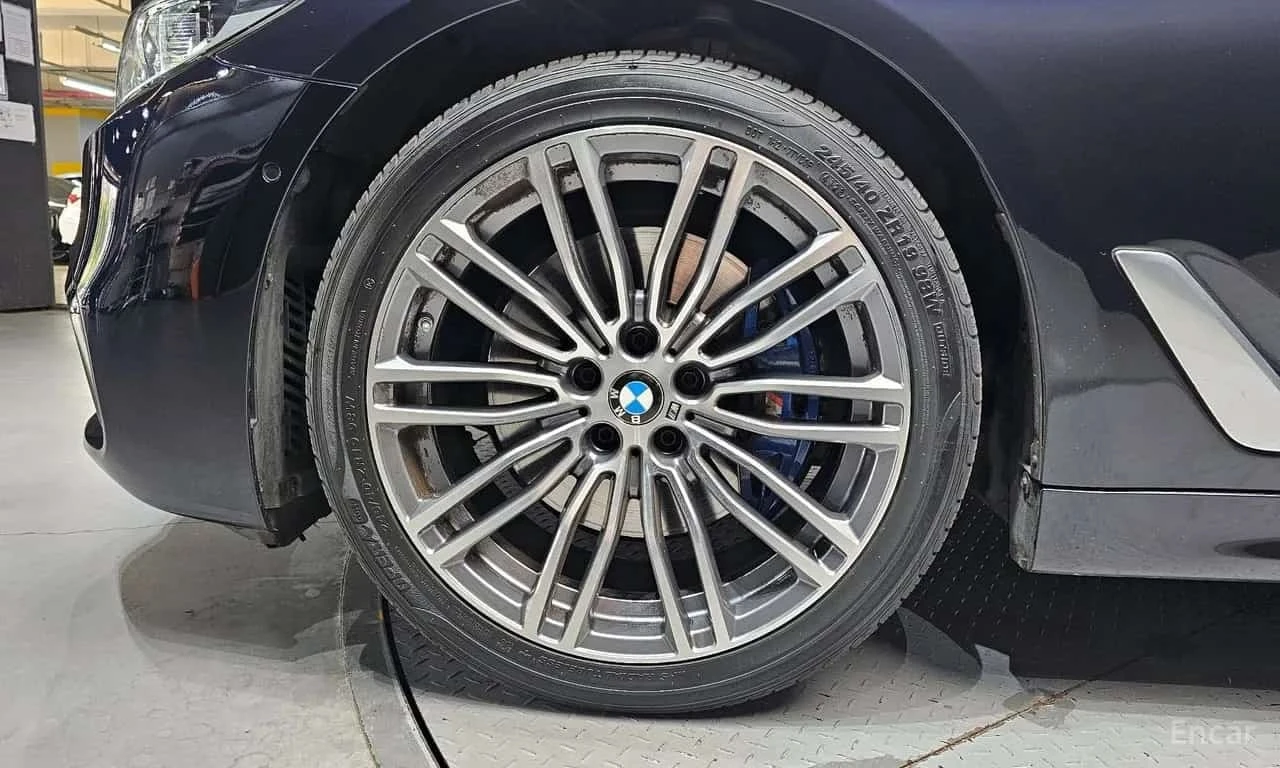 BMW 530 i M-PАCK| HUD| HAR/KAR| , снимка 5 - Автомобили и джипове - 56311402