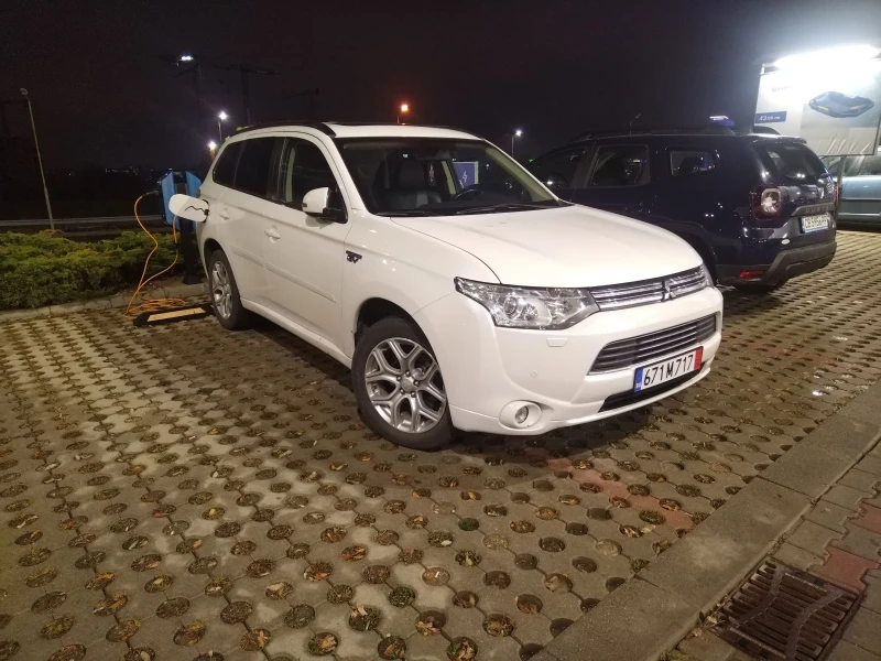 Mitsubishi Outlander 2.0PHEV-4х4-автомат, снимка 16 - Автомобили и джипове - 47825456