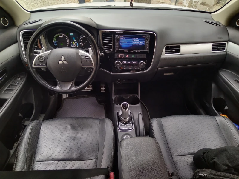 Mitsubishi Outlander 2.0PHEV-4х4-автомат, снимка 5 - Автомобили и джипове - 47825456