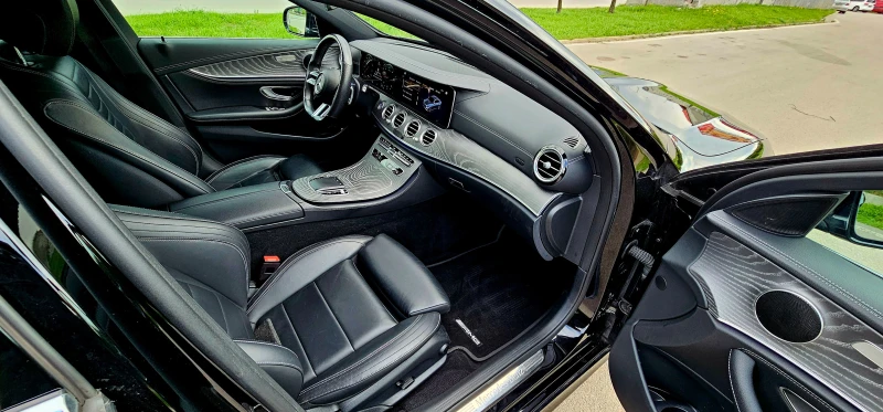 Mercedes-Benz E 220 AMG 4Matic, снимка 9 - Автомобили и джипове - 50008957