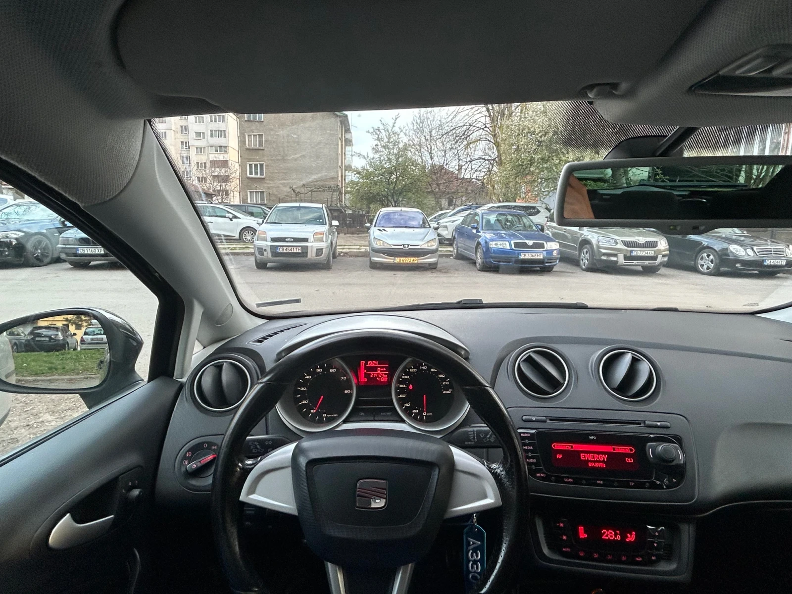 Seat Ibiza 1.4i / Парктроник / Подгрев, снимка 5 - Автомобили и джипове - 53913640