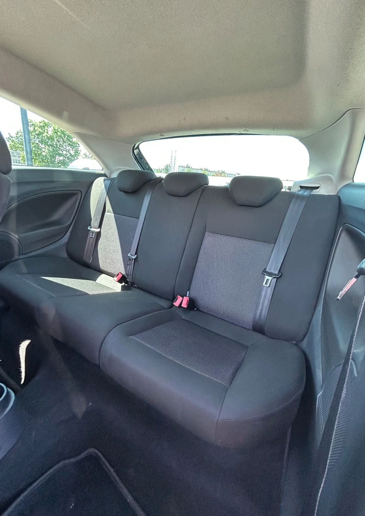 Seat Ibiza 1.4i / Парктроник / Подгрев, снимка 8 - Автомобили и джипове - 53913640