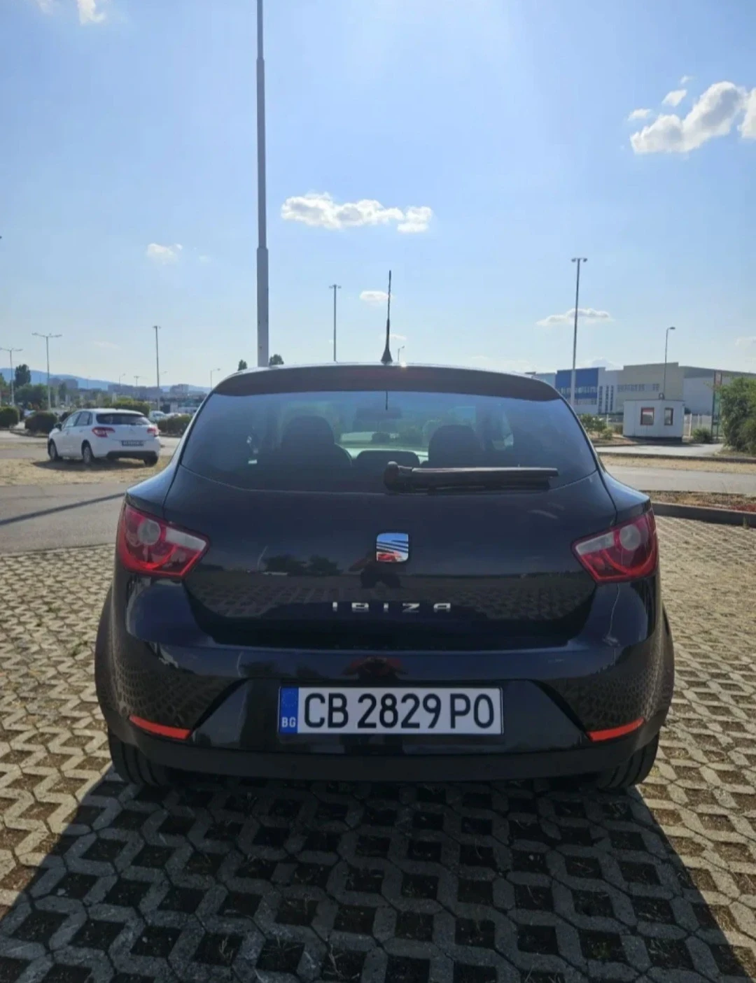 Seat Ibiza 1.4i / Парктроник / Подгрев, снимка 5 - Автомобили и джипове - 53913640