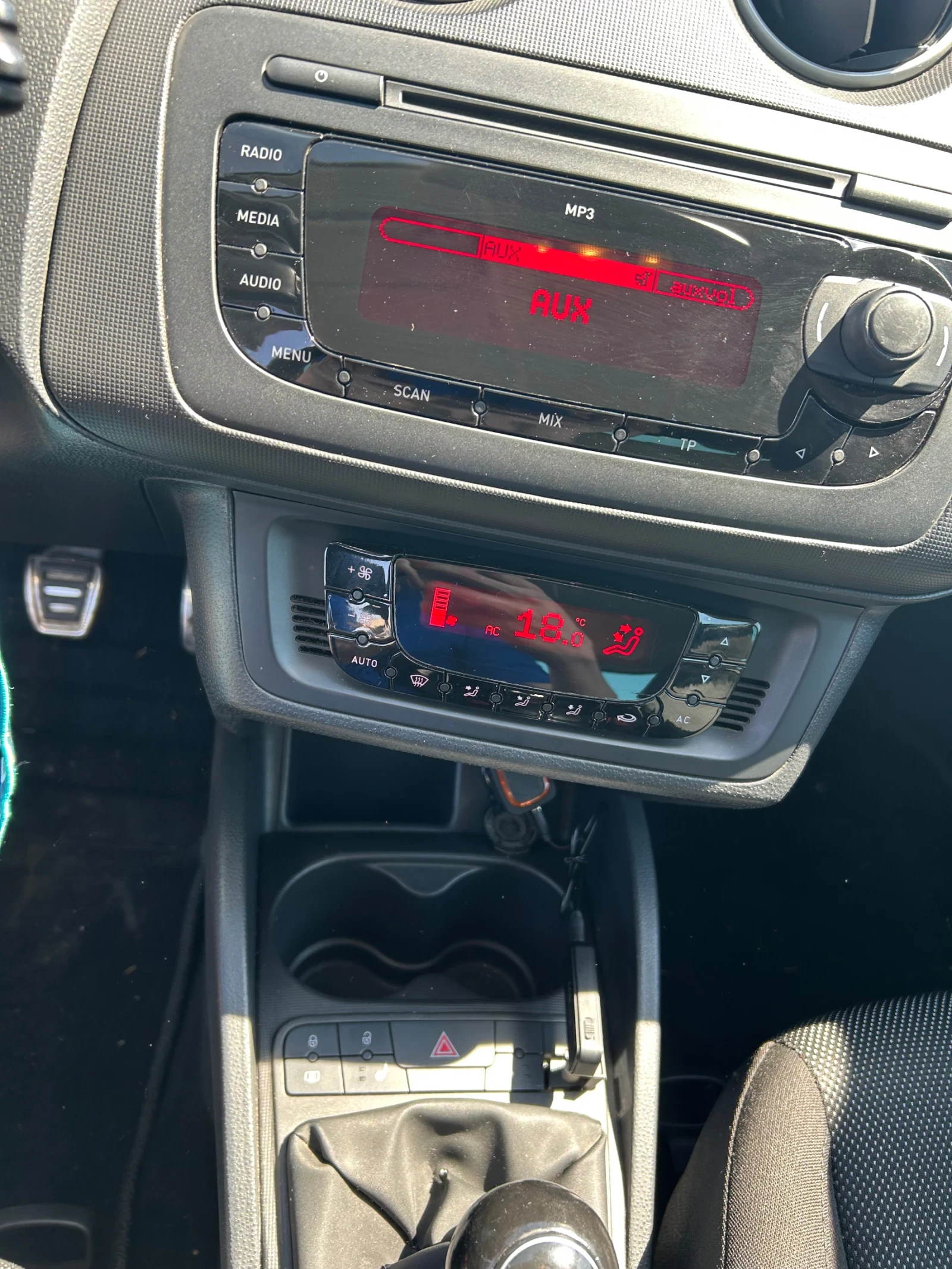 Seat Ibiza 1.4i / Парктроник / Подгрев, снимка 10 - Автомобили и джипове - 53913640