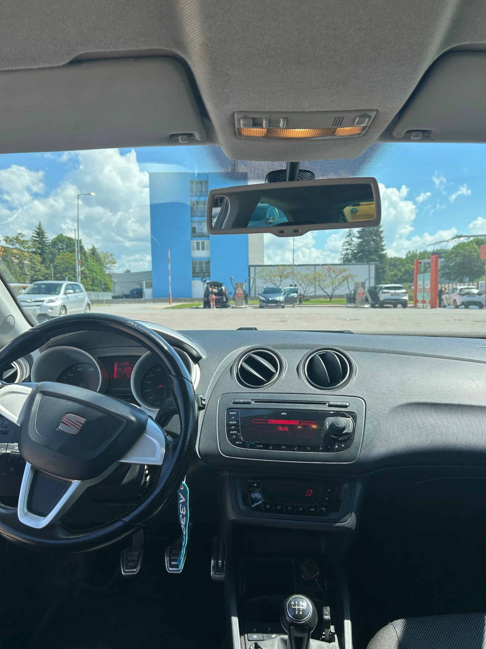 Seat Ibiza 1.4i / Парктроник / Подгрев, снимка 9 - Автомобили и джипове - 53913640
