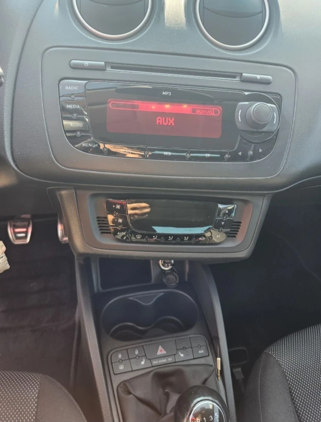 Seat Ibiza 1.4i / Парктроник / Подгрев, снимка 7 - Автомобили и джипове - 53913640