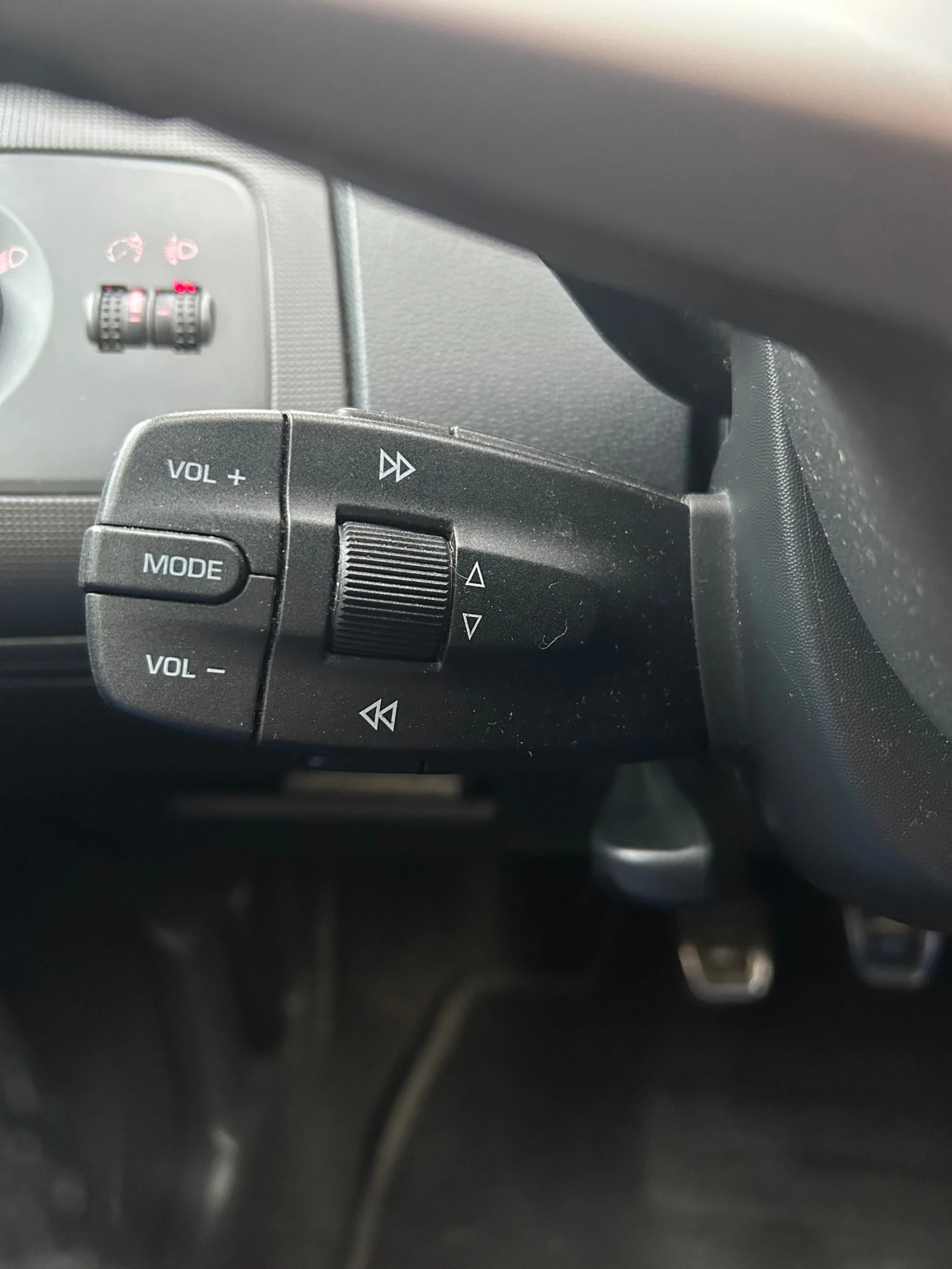 Seat Ibiza 1.4i / Парктроник / Подгрев, снимка 7 - Автомобили и джипове - 53913640