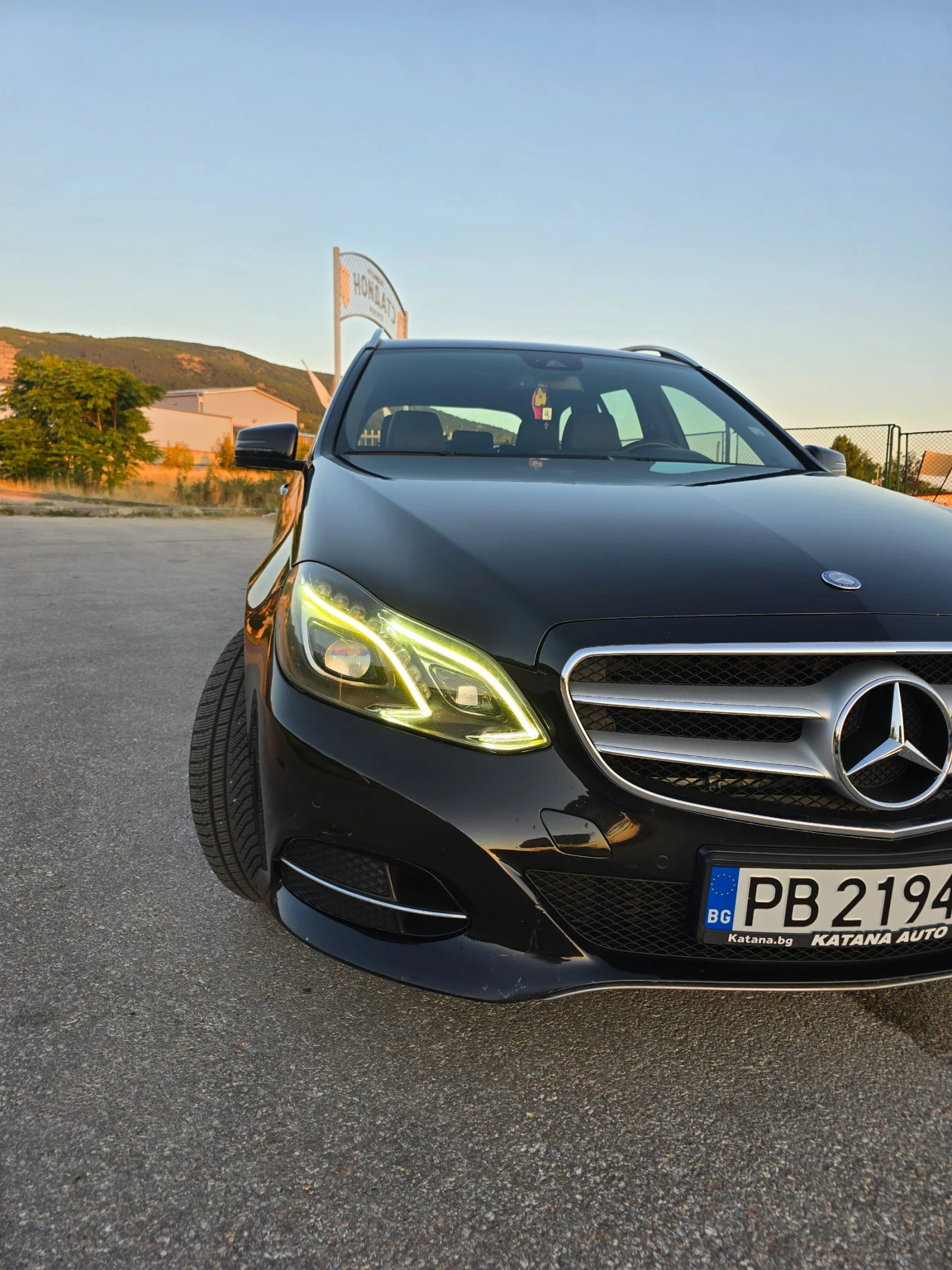 Mercedes-Benz E 220, снимка 2 - Автомобили и джипове - 55647418