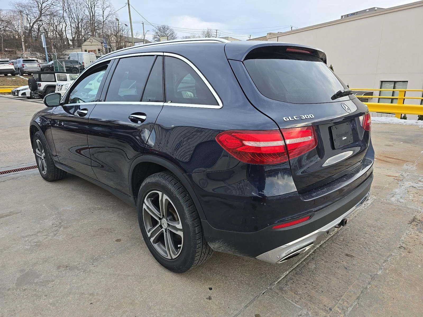 Mercedes-Benz GLC 300 4MATIC* BURMESTER* BLIND SPOT* ПАНО* KEYLESS - изображение 3
