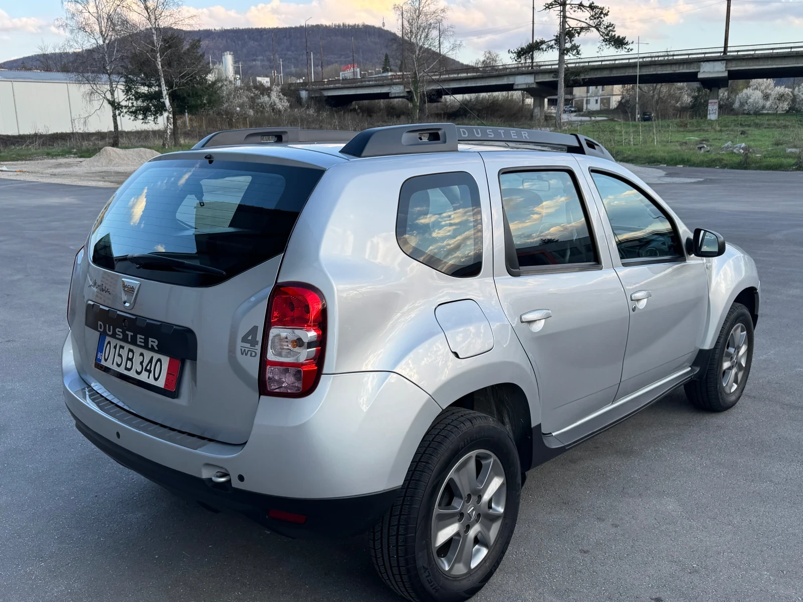 Dacia Duster 1.6i 114k.c. 4x4 * Navi * Bluetooth * Start Stop , снимка 5 - Автомобили и джипове - 54114519