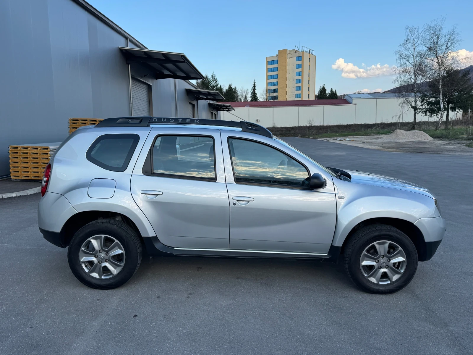 Dacia Duster 1.6i 114k.c. 4x4 * Navi * Bluetooth * Start Stop , снимка 6 - Автомобили и джипове - 54114519