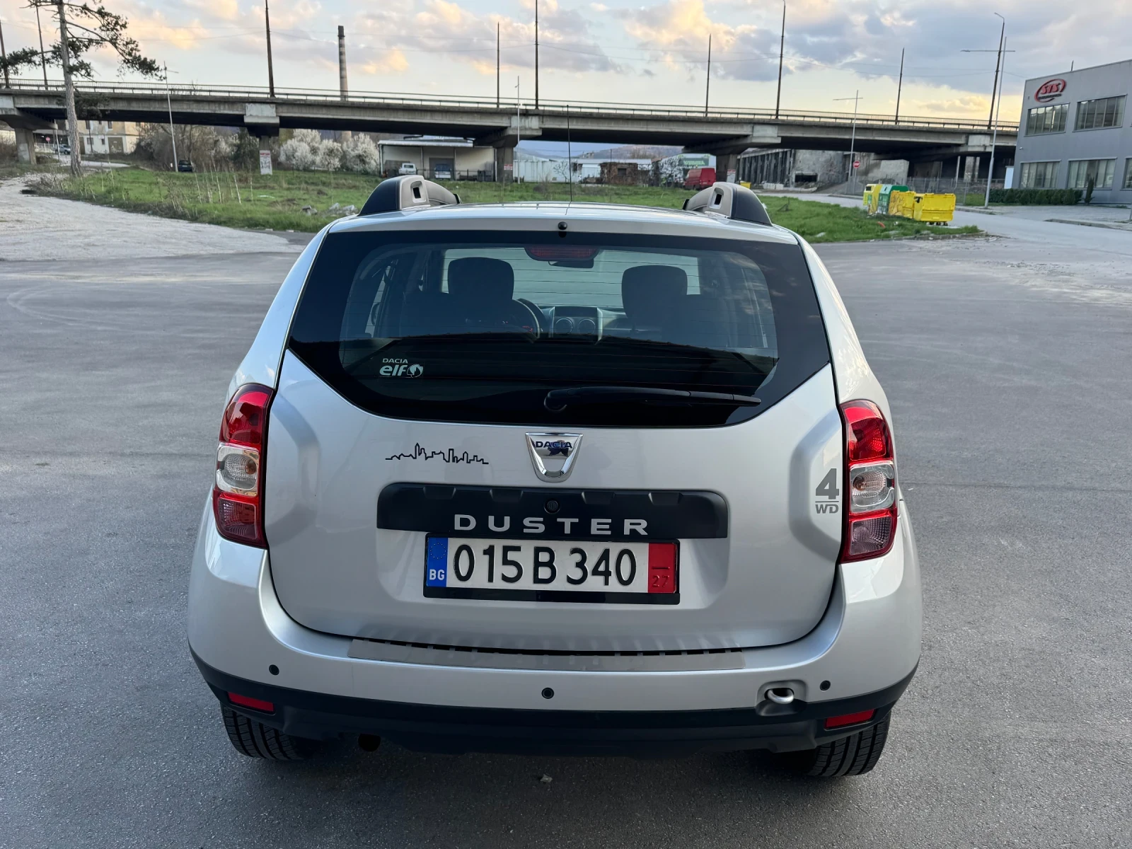 Dacia Duster 1.6i 114k.c. 4x4 * Navi * Bluetooth * Start Stop , снимка 4 - Автомобили и джипове - 54114519