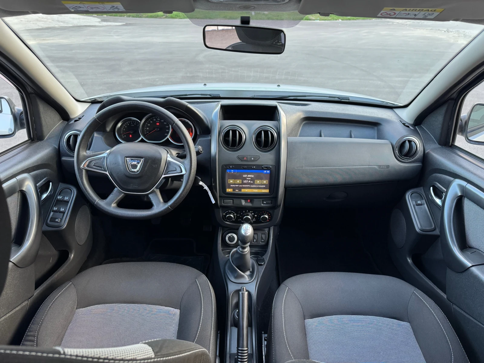 Dacia Duster 1.6i 114k.c. 4x4 * Navi * Bluetooth * Start Stop , снимка 15 - Автомобили и джипове - 54114519