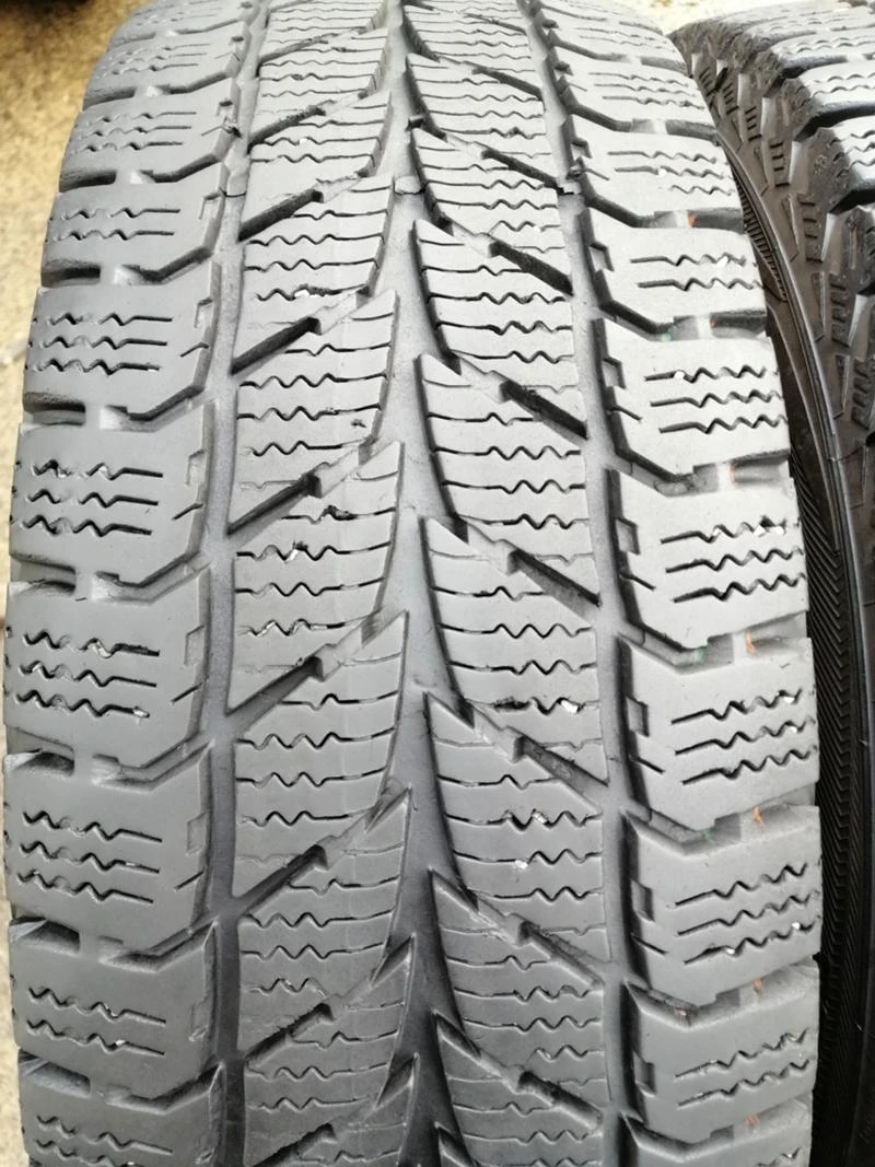 Гуми Зимни 205/65R16, снимка 4 - Гуми и джанти - 34897750