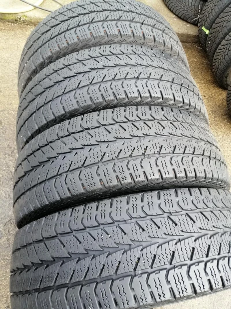 Гуми Зимни 205/65R16, снимка 2 - Гуми и джанти - 34897750