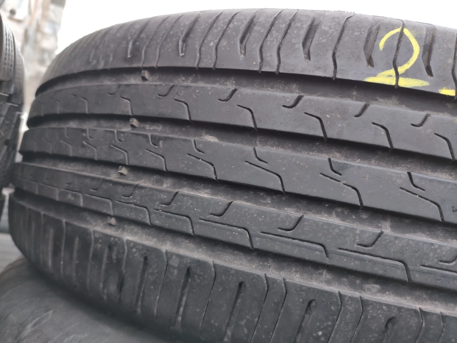 Гуми Летни 215/65R17, снимка 2 - Гуми и джанти - 53980816