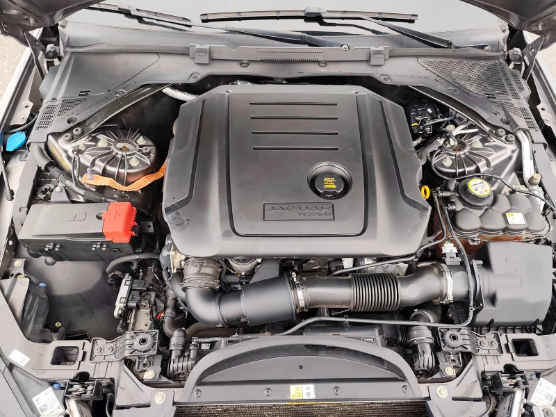 Jaguar XE 2.0D 180кс., снимка 17 - Автомобили и джипове - 53399887