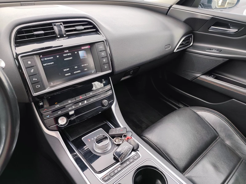 Jaguar XE 2.0D 180кс., снимка 14 - Автомобили и джипове - 53399887