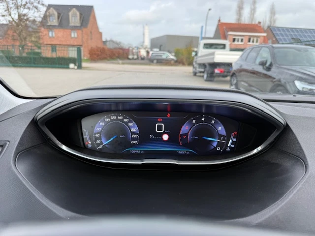 Peugeot 3008 1.2i Access, снимка 11 - Автомобили и джипове - 54028045
