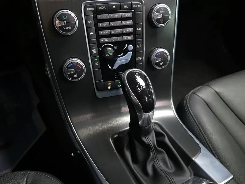 Volvo V60, снимка 9 - Автомобили и джипове - 54326576