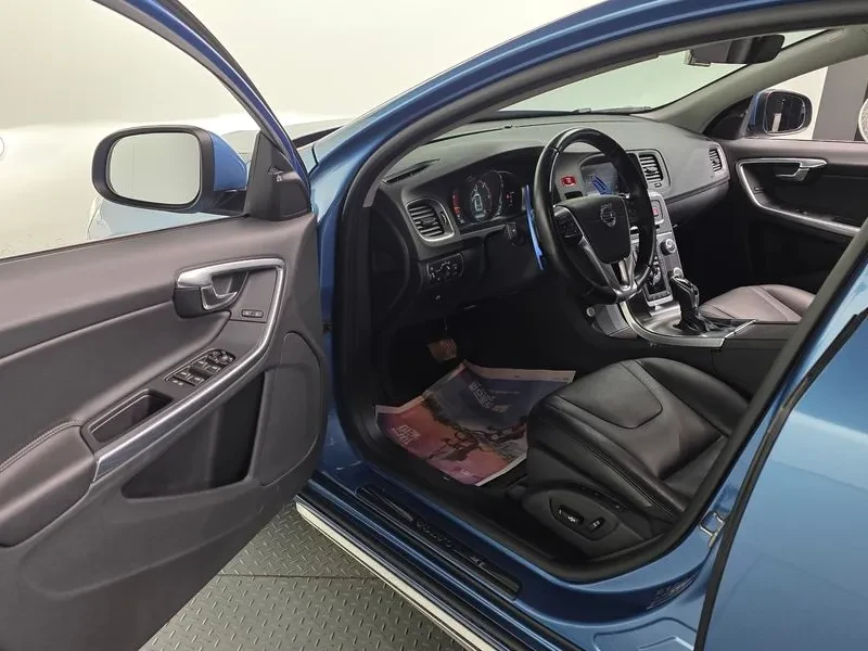 Volvo V60, снимка 11 - Автомобили и джипове - 54326576