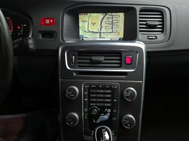 Volvo V60, снимка 14 - Автомобили и джипове - 54326576