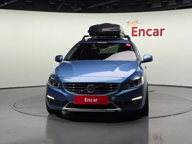 Volvo V60, снимка 3 - Автомобили и джипове - 54326576