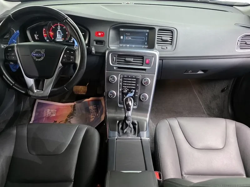 Volvo V60, снимка 7 - Автомобили и джипове - 54326576