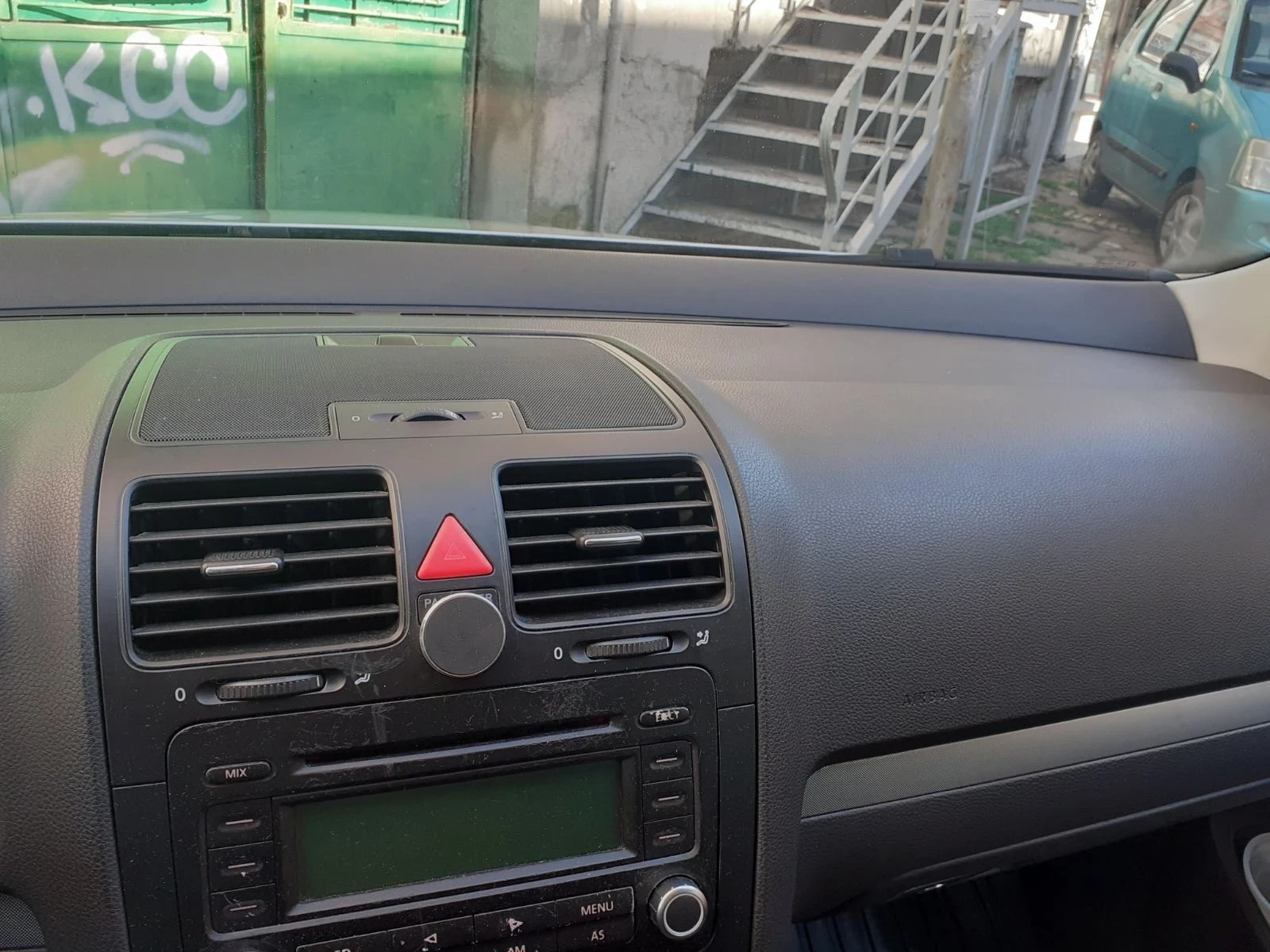 VW Jetta 1.6, снимка 6 - Автомобили и джипове - 53896545