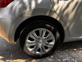 Toyota Auris 1.6 Velvematic, снимка 15