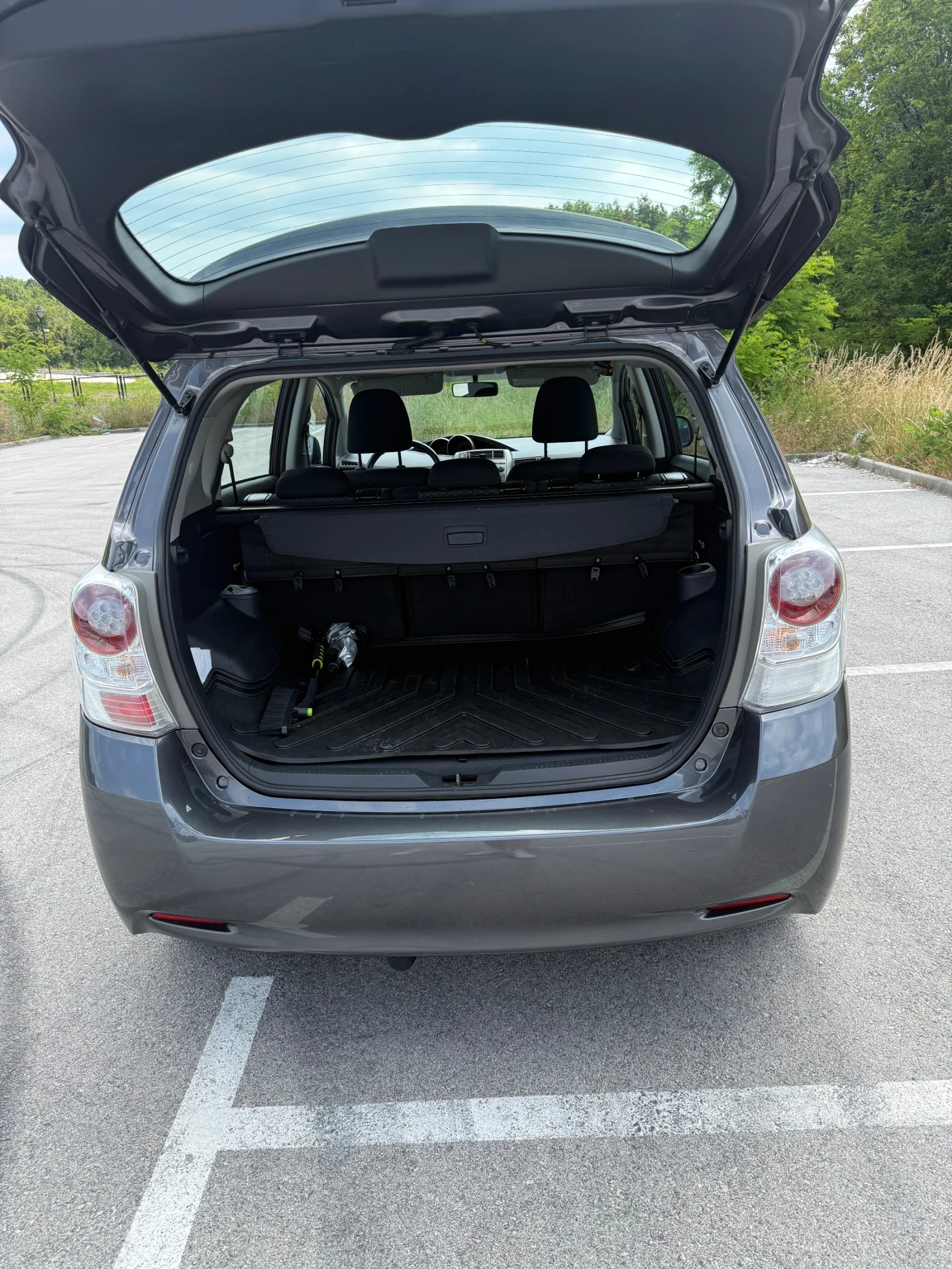 Toyota Verso 2.0 D4D, снимка 8 - Автомобили и джипове - 55016812