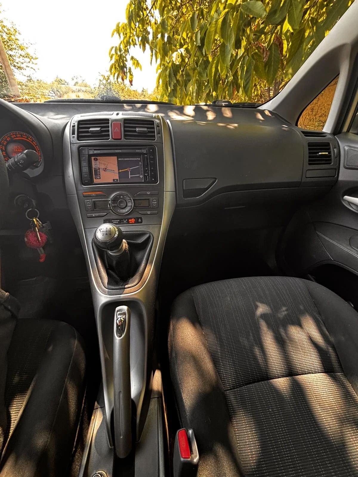Toyota Auris 1.6 Velvematic, снимка 11 - Автомобили и джипове - 55735332