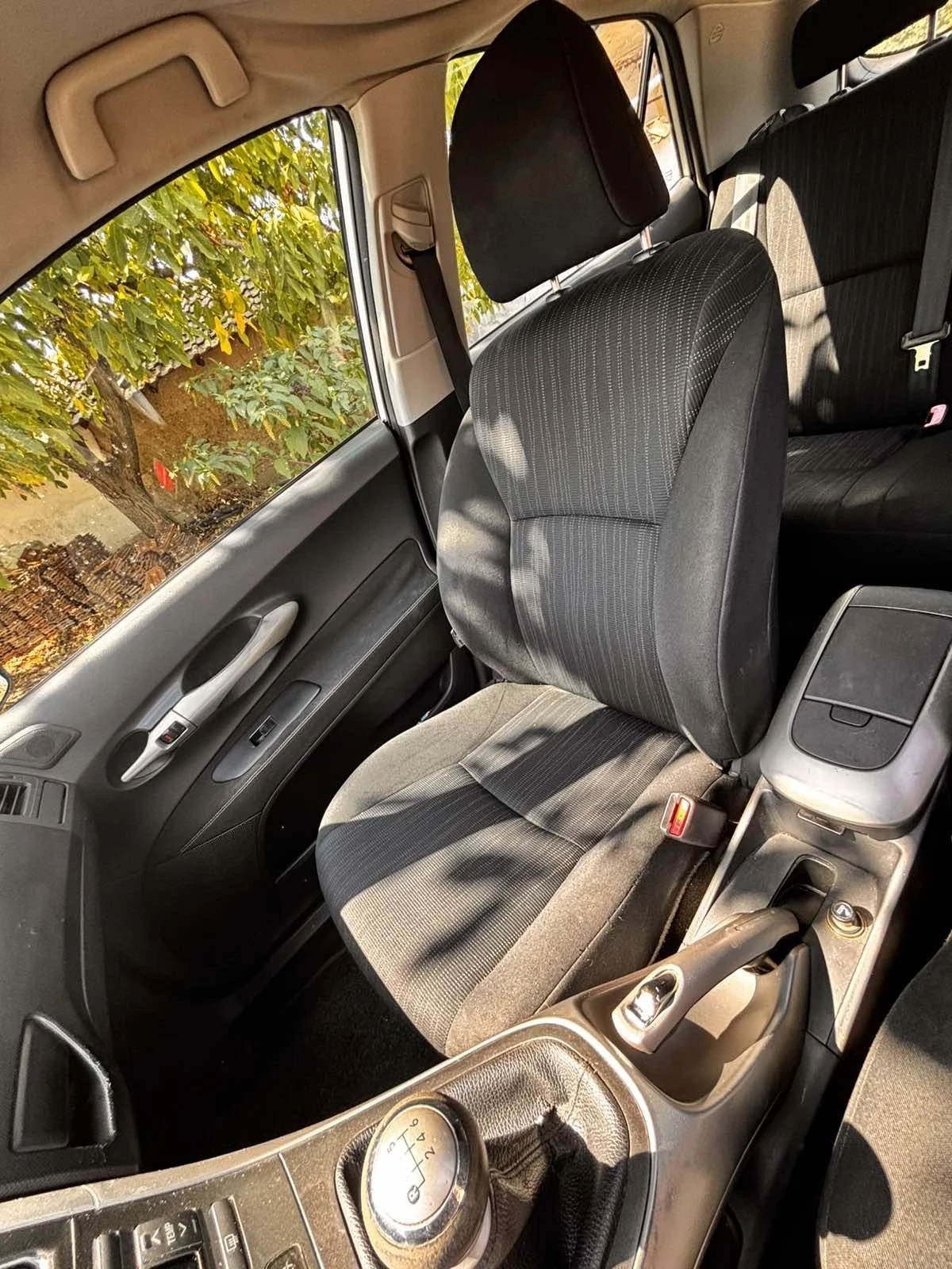 Toyota Auris 1.6 Velvematic, снимка 14 - Автомобили и джипове - 55735332