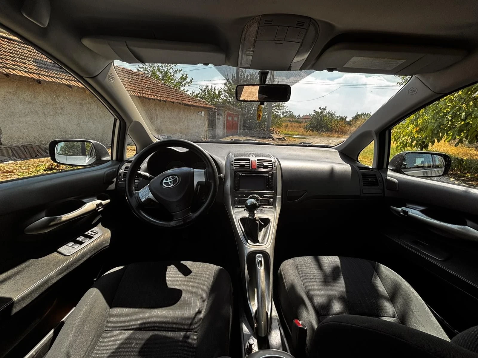 Toyota Auris 1.6 Velvematic, снимка 10 - Автомобили и джипове - 55735332