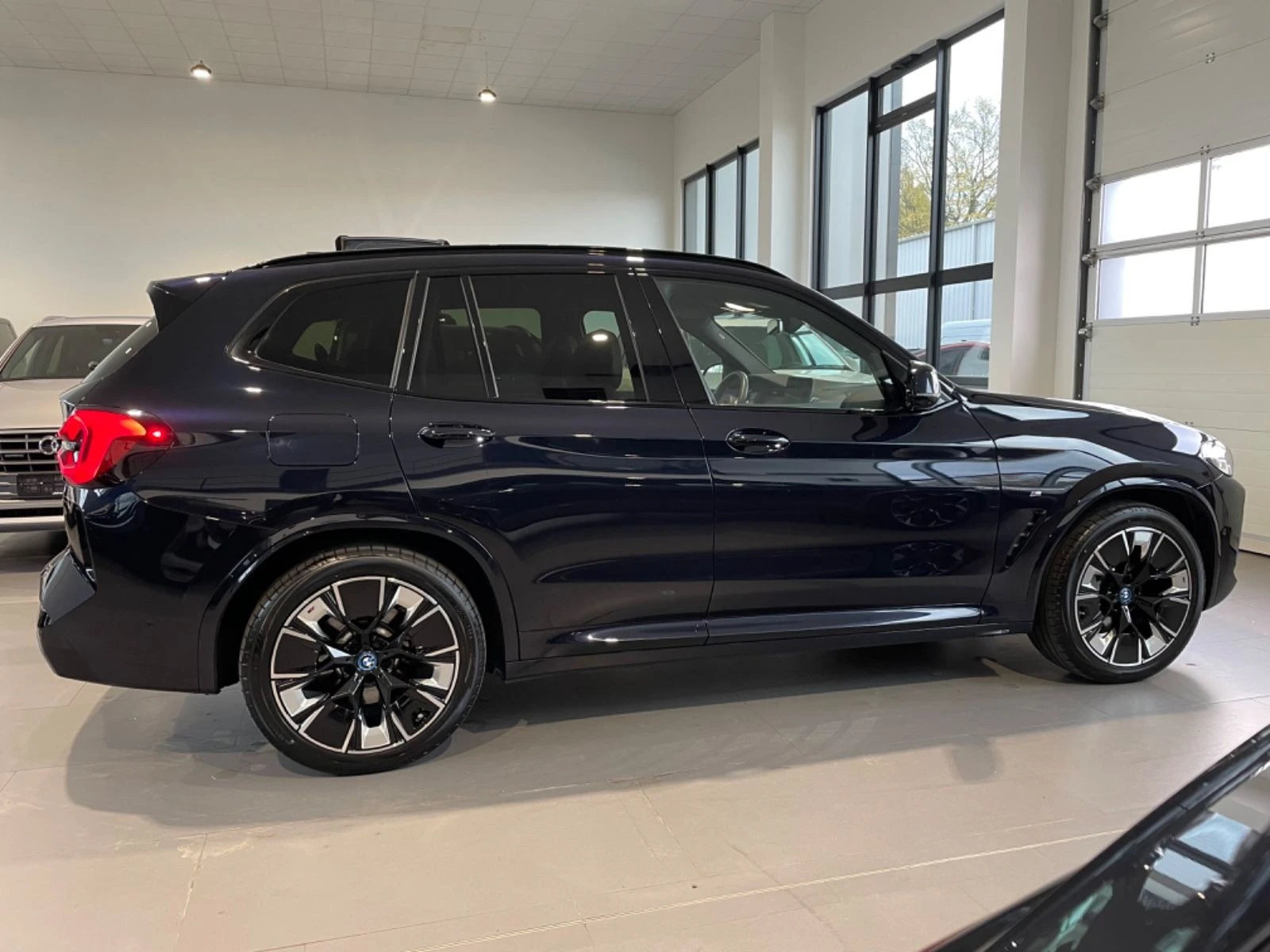 BMW iX3 Impressive*M-Sport*Pano*AHK*ACC*ГАРАНЦИЯ - изображение 2